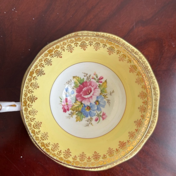 Queen Anne Fine Bone China Tea Cup & Saucer Yellow & Gold Filigree Floral Center - Picture 4 of 5